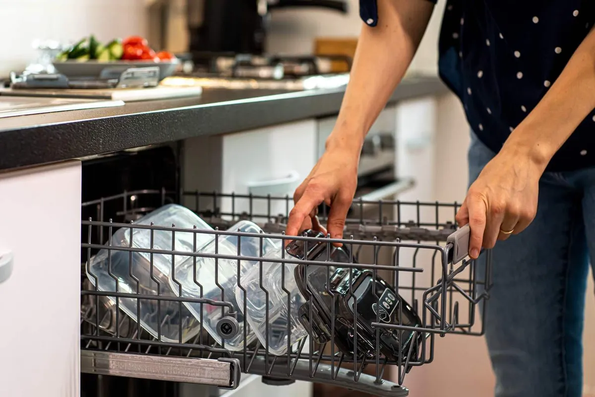 La minaccia nascosta della lavastoviglie: microplastiche nella nostra cucina